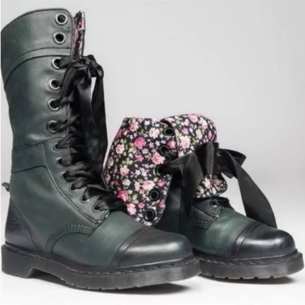 Dr. Martens Triumph dark green. Women’s size 10